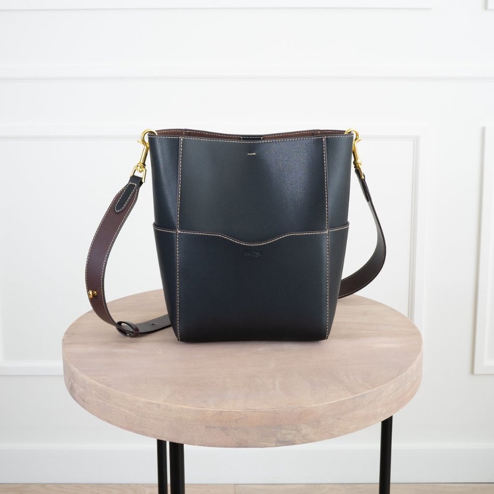 😍 The Jordan Leather Bucket Bag - Black - Picture 11 of 17